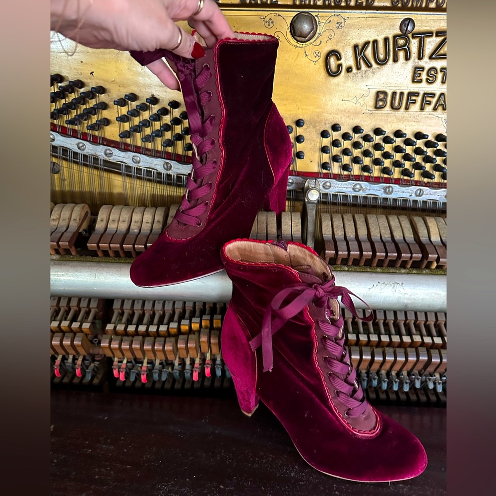 ANTHROPOLOGIE BOOTS PRISTINE SZ 37 lace-up velvet burgundy violet silk vintage